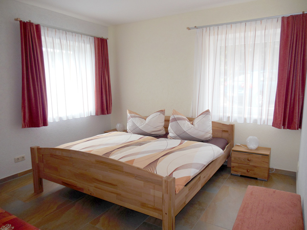 Schlafzimmer mit 4 Betten (Doppelbett + Etagenbett) FERIENHAUS BERGBLICK HOLZHAU
