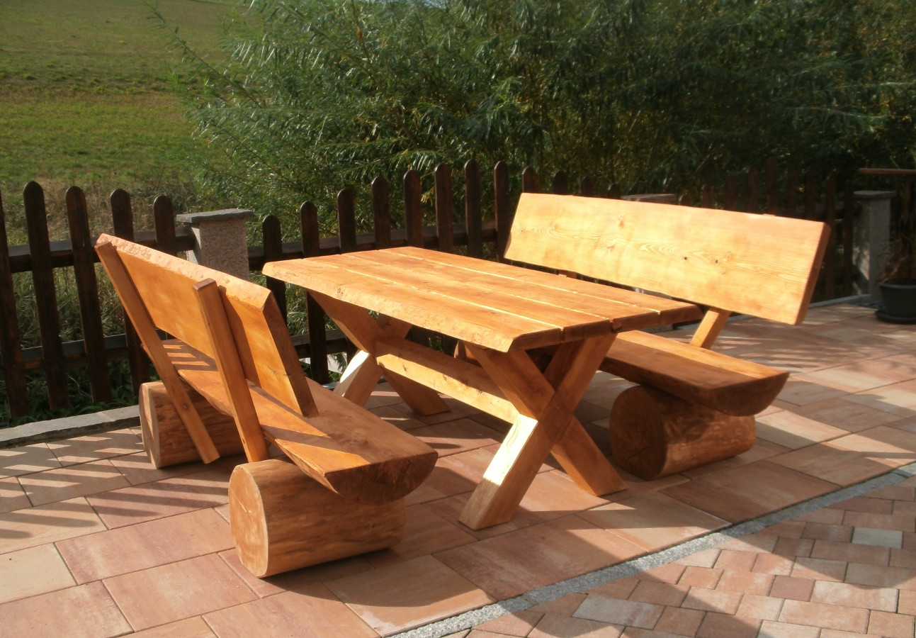 Rustikale Sitzgruppe aus Holz
